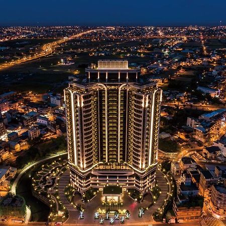 Cuncyue Hot Spring Resort Luodong Dış mekan fotoğraf The hotel at night