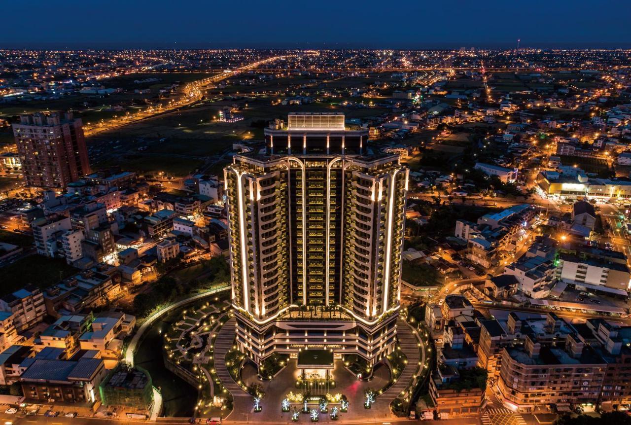 Cuncyue Hot Spring Resort Luodong Dış mekan fotoğraf The hotel at night