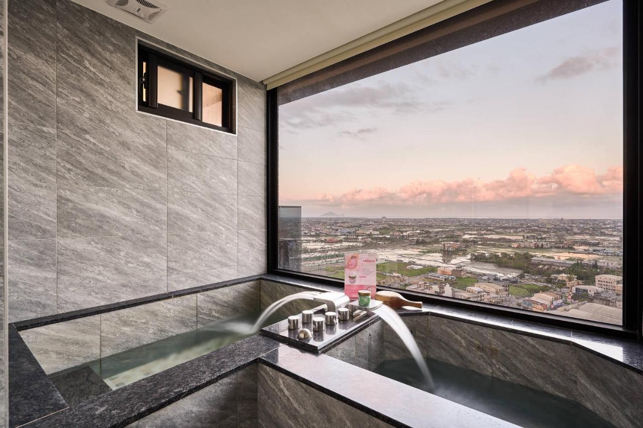 Cuncyue Hot Spring Resort Luodong Dış mekan fotoğraf A modern Japanese bath