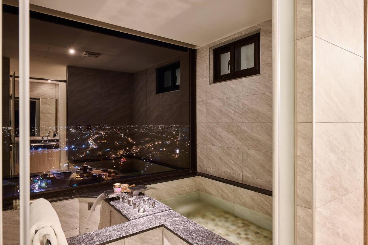 Cuncyue Hot Spring Resort Luodong Dış mekan fotoğraf Bathroom with a view
