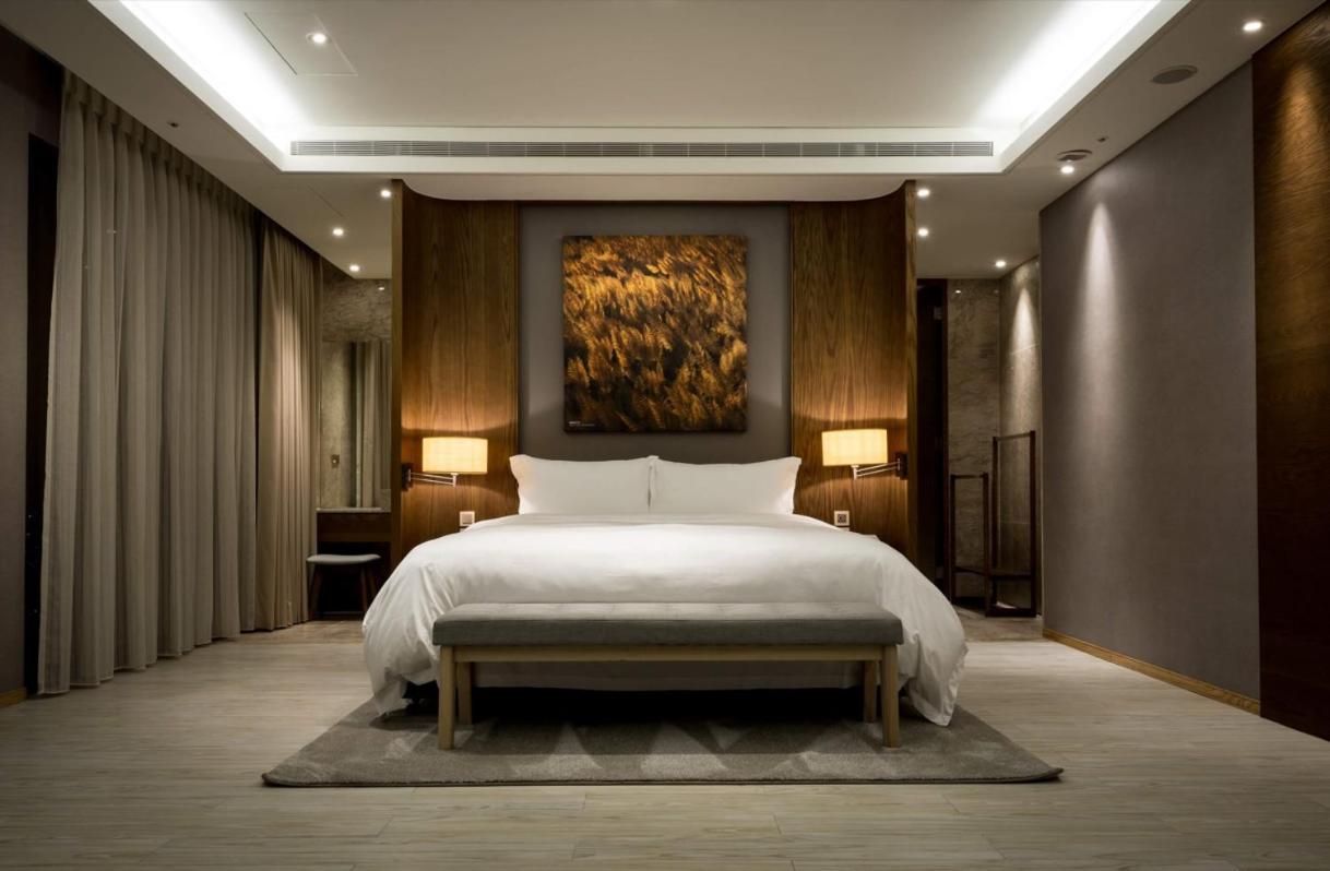 Cuncyue Hot Spring Resort Luodong Oda fotoğraf A bedroom at The Ritz-Carlton, Hong Kong