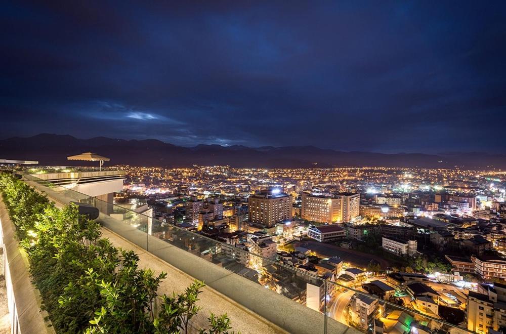 Cuncyue Hot Spring Resort Luodong Dış mekan fotoğraf View of the city from the Acropolis