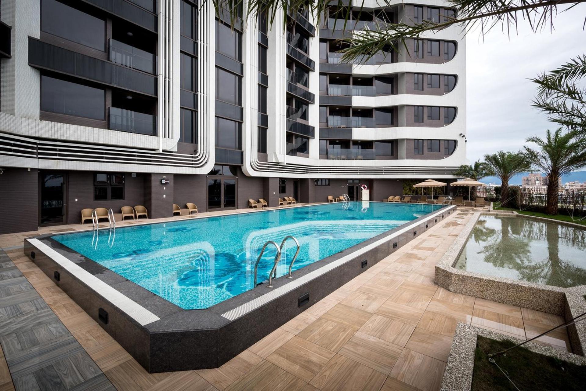 Cuncyue Hot Spring Resort Luodong Dış mekan fotoğraf The swimming pool at the hotel
