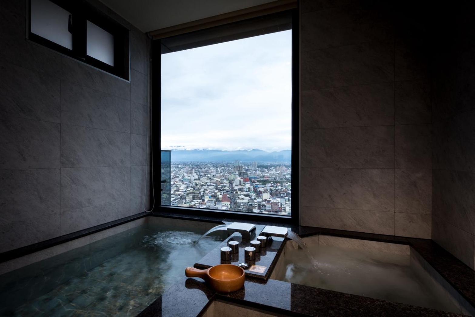 Cuncyue Hot Spring Resort Luodong Oda fotoğraf A view of Mount Takami from the hotel