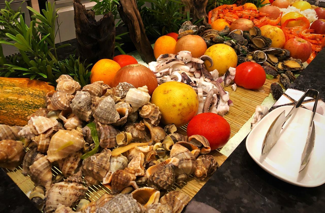 Cuncyue Hot Spring Resort Luodong Dış mekan fotoğraf A selection of seafood at a buffet