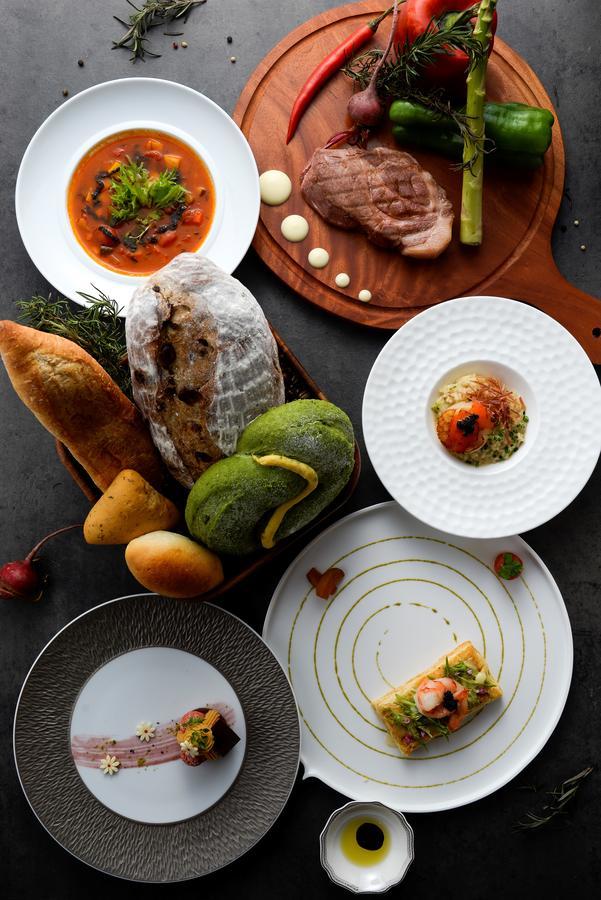 Cuncyue Hot Spring Resort Luodong Dış mekan fotoğraf A selection of dishes at the restaurant