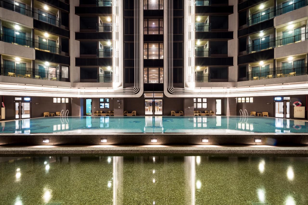 Cuncyue Hot Spring Resort Luodong Dış mekan fotoğraf The swimming pool at the hotel