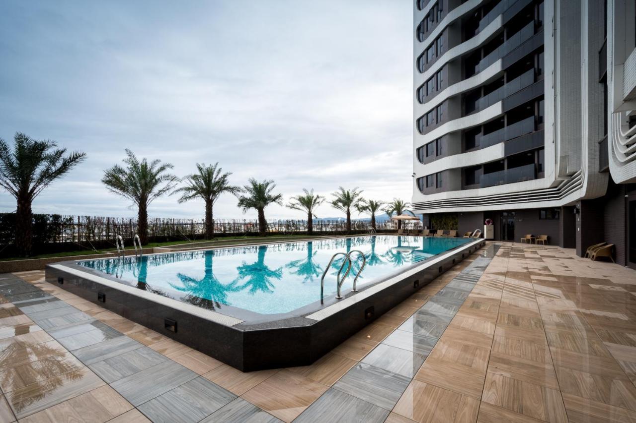 Cuncyue Hot Spring Resort Luodong Dış mekan fotoğraf The swimming pool